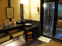 日本湯小屋物語 「 ぶんぶく茶釜の湯 」 脱衣所と洗面所