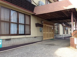 「 旅館 若杉 」 玄関前