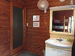 旅館 若杉 「 家族風呂（硫黄泉）」 脱衣所