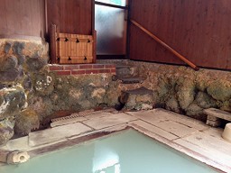 旅館 若杉 「 家族風呂（硫黄泉）」 浴室