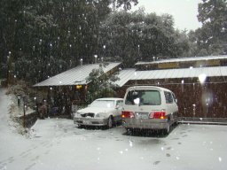「 山の音 」 雪化粧した駐車場