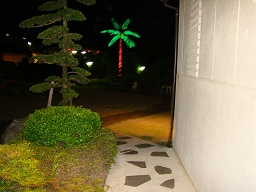 「 岬亭 」 中庭の小道