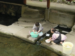 「 満願寺共同温泉 川湯 」 隣接した洗い場