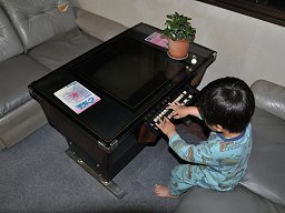 「 クリスタル温泉 」 テーブルゲームを触るチビ次郎