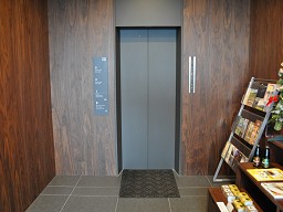 「 ザ・ガンジー 」 エレベーター