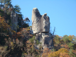 「 宇戸の庄 」 家族風呂棟から見た正面の岩